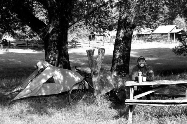 Brasileiro pedalando pela Patagônia
