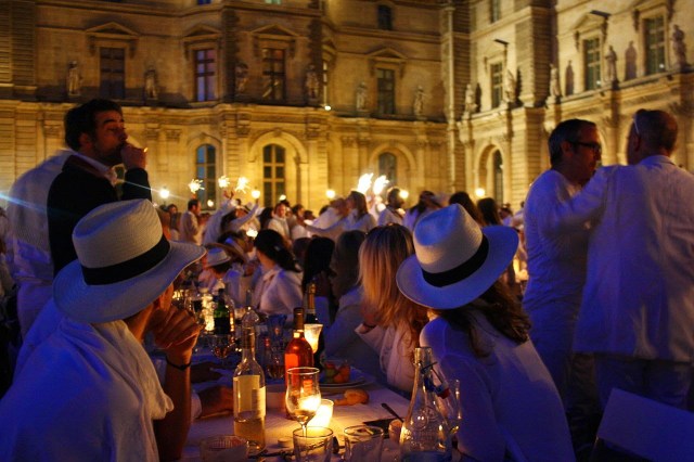 Diner en blanc em Paris - Wilipedia Diner en blanc em Paris - Wilipedia