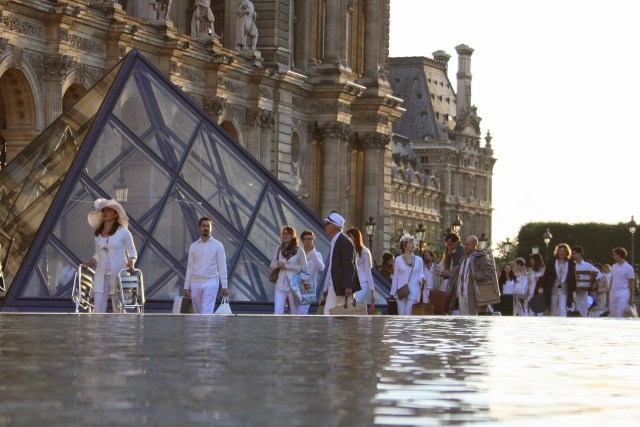 Diner en blanc em Paris - Wilipedia Diner en blanc em Paris - Wilipedia
