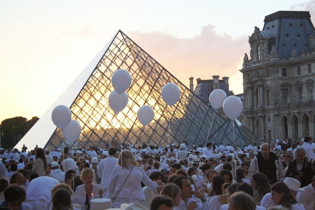 Diner en blanc em Paris - Wilipedia Diner en blanc em Paris - Wilipedia