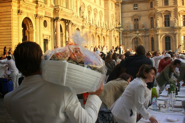 Diner en blanc em Paris - Wilipedia Diner en blanc em Paris - Wilipedia
