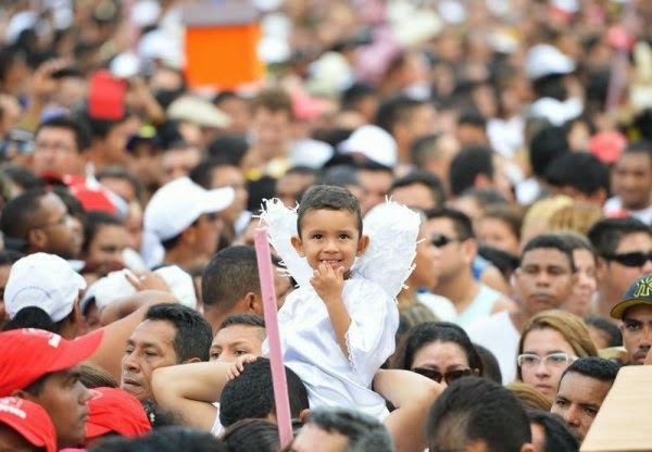As crianças, tradicionalmente vestidas de anjos